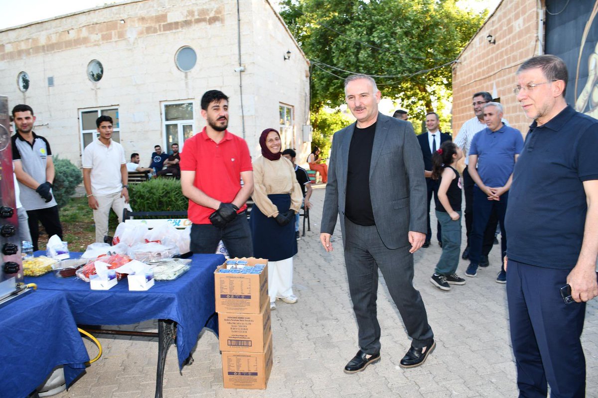 hrumedya's tweet photo. Harran Üniversitesinde Geleneksel Final İkramı Öğrencilerle Buluştu

Harran Üniversitesi Paylaşan Eller Grubu tarafından, final sınavları döneminde öğrencilerimize yönelik geleneksel olarak düzenlenen yemek ikramı etkinliği yoğun katılımla gerçekleştirildi.

Göl Kafe önünde düzenlenen etkinlikte, Turizm Fakültesi Gastronomi ve Mutfak Sanatları Bölümü öğrencileri ile akademisyenleri tarafından özenle hazırlanan ikramlar, final sınavlarına hazırlanan 700 öğrencimize sunuldu.

Etkinliğe; Rektörümüz Prof. Dr. Mehmet Tahir Güllüoğlu, Rektör Yardımcılarımız Prof. Dr. Abdülcenap Cevheri, Prof. Dr. Nihat Denek ile Prof. Dr. Ahmet İlyas, Turizm Fakültesi Dekanı Prof. Dr. Mahmut Nedim Bayuk, Kurumsal İletişim Koordinatörü Doç. Dr. Ahmet Taş, Paylaşan Eller Grubu Başkanı Öğr. Gör. Nesrin Güllüoğlu, akademik ve idari personel ile çok sayıda öğrenci katıldı.

Paylaşma ve dayanışma kültürünün anlamlı bir yansıması olan etkinlikte, öğrenciler sınavlar öncesinde moral ve motivasyon desteği bulurken, üniversite ailesinin birlik ve beraberlik ruhunu da yakından hissetme fırsatı elde etti.

Öğrencilerin motivasyonuna katkı sağlayan etkinlik, kampüs yaşamına değer katarken aynı zamanda paylaşma, dayanışma ve sosyal sorumluluk bilincinin güçlenmesine de katkı sundu.

Harran Üniversitesi olarak final sınavlarına giren tüm öğrencilerimize başarılar diliyor, emek veren akademik ve idari personelimiz ile Paylaşan Eller Grubu üyelerine teşekkür ediyoruz.