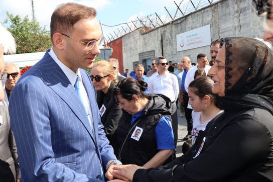 sontv_'s tweet photo. CEZA İNFAZ KURUMLARINDA YAS VAR!

Ceza ve Tevkifevleri Genel Müdürlüğü teşkilatını derinden üzen acı kayıp…

Ümraniye’de düzenlenen törende duygusal anlar yaşandı.

Meslek hayatını kamu hizmetine adayan bir isim, meslektaşlarının dualarıyla uğurlandı.

Haberin tüm detayları👇https://t.co/EkQJsTg94W’de.

 https://t.co/3iBTJBP6Xb @sontv_ aracılığıyla

@adalet_bakanlik @AdaletPGM @cigm_adalet