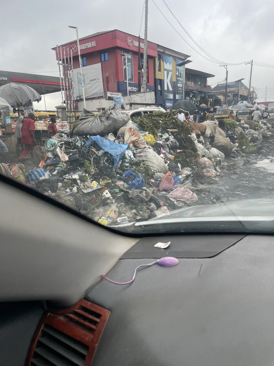 Deepo_01's tweet photo. Sir @jidesanwoolu ,

I’m not sure the relevant agencies got this memo.

Passing through Mushin this evening and it was a complete mess.

Cc @Lawma_gov @tokunbo_wahab https://t.co/riGoD4dIwv
