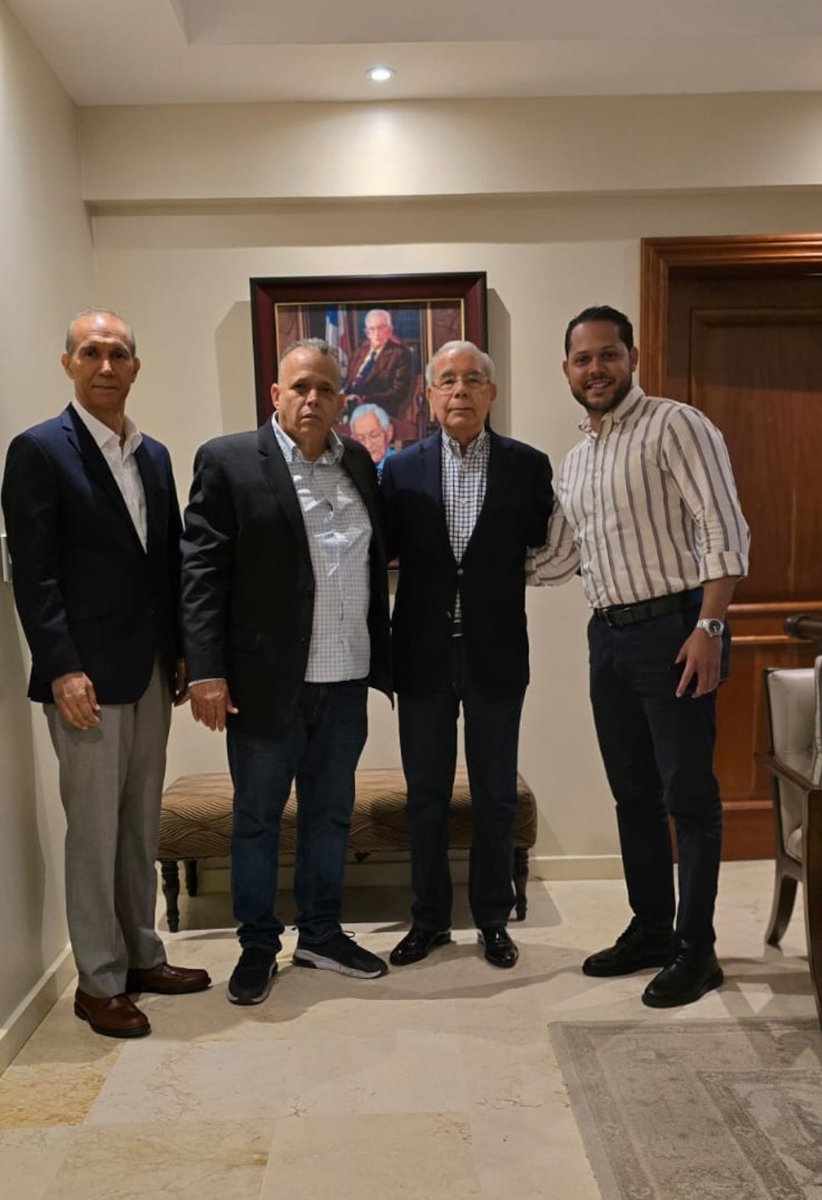 winstonsantosu's tweet photo. El expresidente Danilo Medina juramenta a Robert Contreras, quien renunció a la Dirección Central de la Fuerza del Pueblo y es dirigente importante en los kilómetros de la circunscripción No. 1 del Distrito Nacional. https://t.co/bFTPDwh0B7