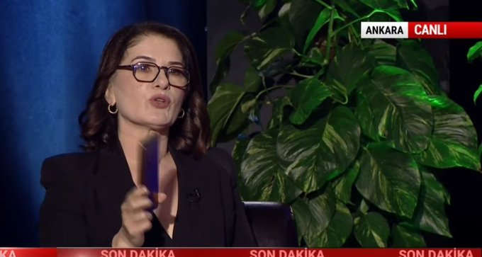 kadinsalseyler's tweet photo. 🚨 Senem Toluay Ilgaz kendini zor tutuyor...

Telefonu fırlatmamak için verdiği o anlık mücadeleyi fark edenler? 
😇 Kendisini çok iyi anlıyoruz... 🫨👇

#CHPLideriSözcüTVde https://t.co/ibRBt6Nujt