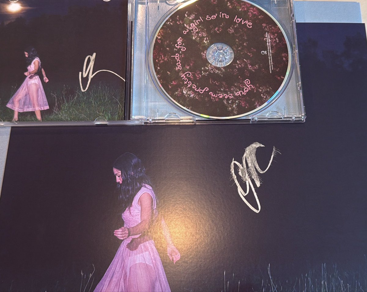 VAMPIRELIVV's tweet photo. @LiviesHQ @oliviarodrigo @Target I’m a girl so in love bc my signed cd and vinyl just arrived!! https://t.co/PPvyiSClim
