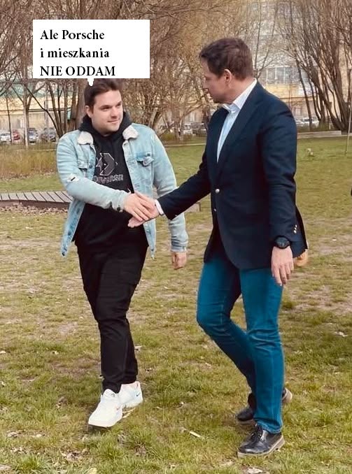 Darekbrzoza's tweet photo. "Radni KO: - Złe wieści są takie, że matka Kacprzyka pracuje w prokuraturze. Dlatego tak mocno pogrywa z KO, ale tym samym nic mu się pewnie nie stanie, nie poniesie żadnej odpowiedzialności. Natomiast ojciec jest bogatym deweloperem.
Gdybyście chcieli porozmawiać z Dawidem Kacprzykiem, to trzeba przez kancelarię Dubois. Trwają intensywne prace z zespołem prawników, żeby zrzucić winę na szpital, zarząd i ordynatora szpitala w kwestii prawnej i odpowiedzialności.
Kacprzyk politycznie wie, że już jest martwy, ale teraz stawką jest to żeby nie dostać wyroku karnego i mieć prawo wykonywania zawodu.
Dawid i jego rodzice mają ogromny żal do KO o to, że go zrzucili z sań i się odsunęli. Jak mówią moje źródła, niektóre zdjęcia z politykami KO on sam podrzucał żeby trafiły do netu, gdy politycy zaprzeczali, że go znają."
za Zbigniew Grabski