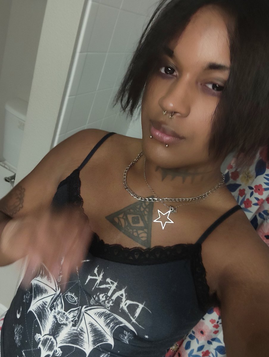 lilithdotexe's tweet photo. fw me even after i just woke up? https://t.co/GVScAy0aSu