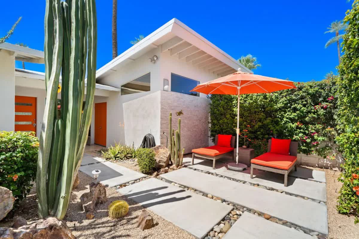 BDHSoCal's tweet photo. Summer days are officially here in Greater Palm Springs, and this weekend is the perfect time to get out and explore! From pool homes with inviting outdoor spaces to cozy properties with frosty A/Cs 🥶 discover the right home for your ideal lifestyle https://t.co/aPyjRNBOWA https://t.co/WOwmOepQBq