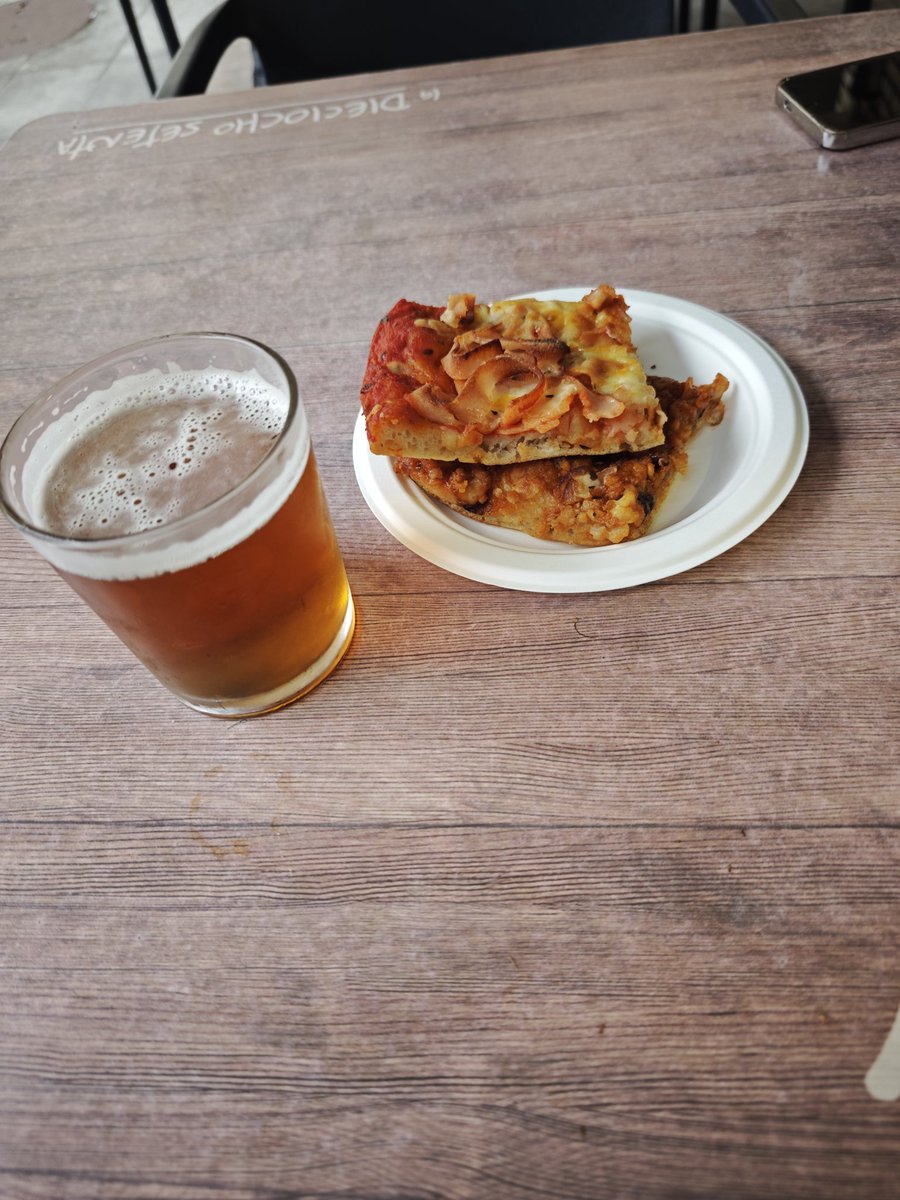 Apaxerot's tweet photo. Hemos descubierto que al lado de casa hacen Pizzapote los viernes.
Planazo. Siente envidia @joniburz https://t.co/rAErKaxJfm