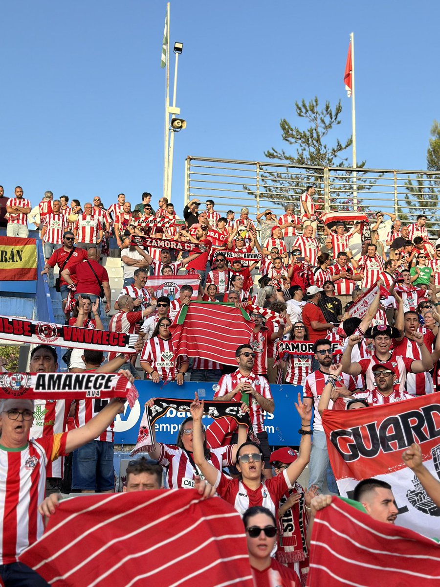 ZCFoficial's tweet photo. PLAY OFF 🪖⚽️|

¡JUNTOS!¡SIEMPRE!🫶🏼♥️

SOIS LOS MEJORES🤩🤍♥️🪖

#VamosMiZamora https://t.co/GwdUIKnIP7