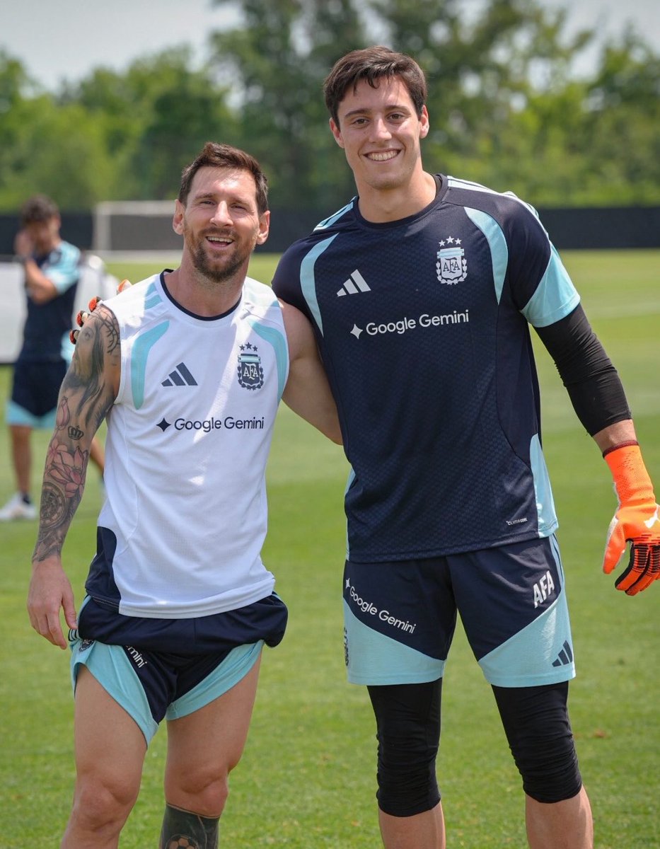 ModoScaloneta's tweet photo. La felicidad de Santiago Beltrán al sacarse una foto con Messi, cumplió el sueño del pibe https://t.co/IgyEYgStov