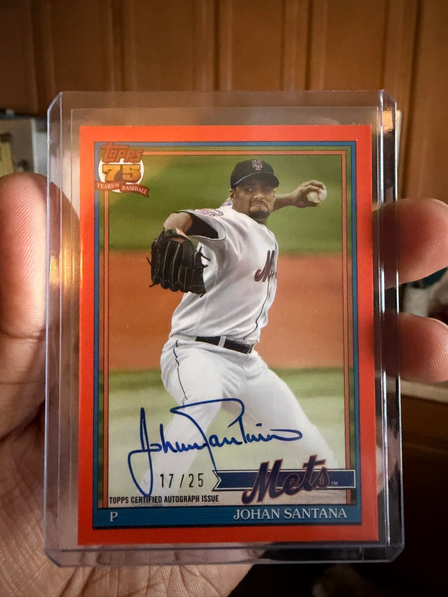 TomVereline's tweet photo. Interesting to see the evolution of @johansantana autograph. It's a thing of beauty now. Unfortunately that red card is not mine. https://t.co/CGYRtq7iQH