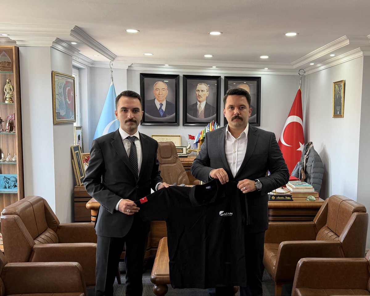 ituulkuculeri's tweet photo. İstanbul Teknik Üniversitesi Ülkücüleri olarak,

Ülkü Ocakları İstanbul İl Başkanımız Sayın Alparslan Doğan’ı makamında ziyaret ederek teşkilatımız bünyesinde çalışmalarını sürdüren Çağan Elektrikli Araç Takımımızın tişörtünü takdim ettik.

Teşkilatımızın yürütmüş olduğu faaliyet ve çalışmalarımızı arz ederek, emir ve talimatlarını aldık.