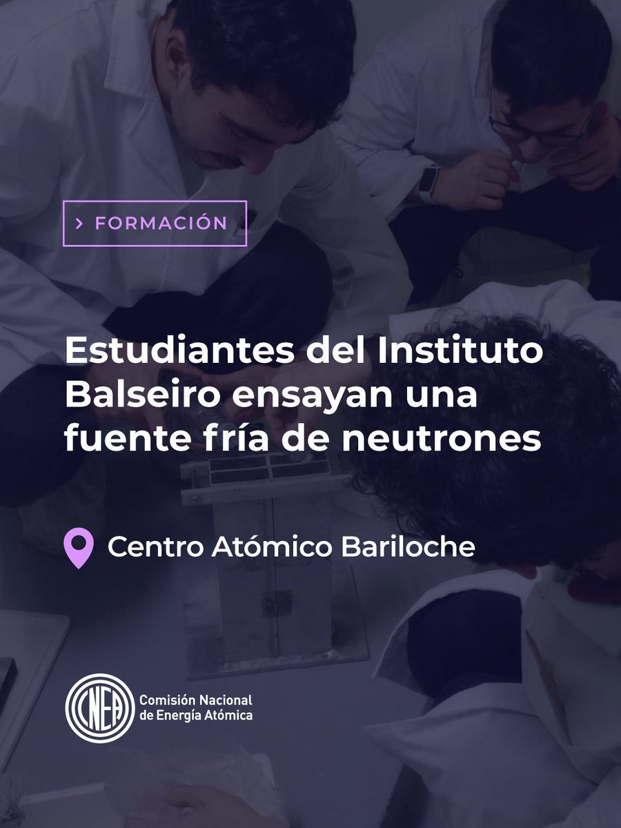 CNEA_Arg's tweet photo. ESTUDIANTES DEL INSTITUTO BALSEIRO ENSAYAN UNA FUENTE FRÍA DE NEUTRONES

Por primera vez en la Argentina, estudiantes del Instituto Balseiro (IB) llevaron a cabo un desarrollo académico inédito: la implementación de una fuente fría de neutrones en el reactor RA-6 de la CNEA. Hasta el momento, estos trabajos se limitaban a simulaciones computacionales; esta iniciativa, en cambio, permitió obtener una validación experimental mediante ensayos prácticos concretos.

Las pruebas realizadas en el RA-6 arrojaron resultados muy favorables. Este avance no solo representa un salto cualitativo en la formación de los futuros ingenieros nucleares, sino que también despierta gran interés en el sector, dado que podría convertirse en la primera fuente fría de neutrones del país con fines exclusivamente académicos y experimentales.

El proyecto acerca a los estudiantes a tecnologías clave que serán implementadas en el reactor RA-10, cuyo desarrollo avanza paralelamente. De hecho, recientemente se incorporó la caja fría en el RA-10, un componente esencial para su futura fuente de neutrones. Donde los neutrones serán enfriados con deuterio líquido y transportados mediante guías especiales hacia el Laboratorio Argentino de Haces de Neutrones (LAHN), donde se utilizarán en aplicaciones científicas y tecnológicas de punta.

El éxito del proyecto es fruto del trabajo colaborativo entre alumnos, docentes y técnicos del IB, quienes, con creatividad y un eficiente aprovechamiento de los recursos, lograron construir y operar el dispositivo. Este hito refleja el excelente nivel de capacitación y la capacidad de innovación que distingue a nuestros institutos académicos.
