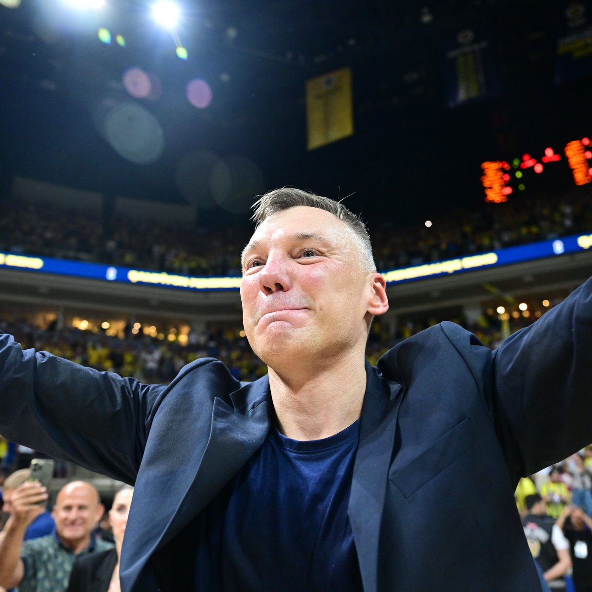 ajansfenercom's tweet photo. 🏆Fenerbahçe Beko, üst üste üçüncü toplamda ise 13. kez şampiyon oldu! https://t.co/v5LCQn8XnC