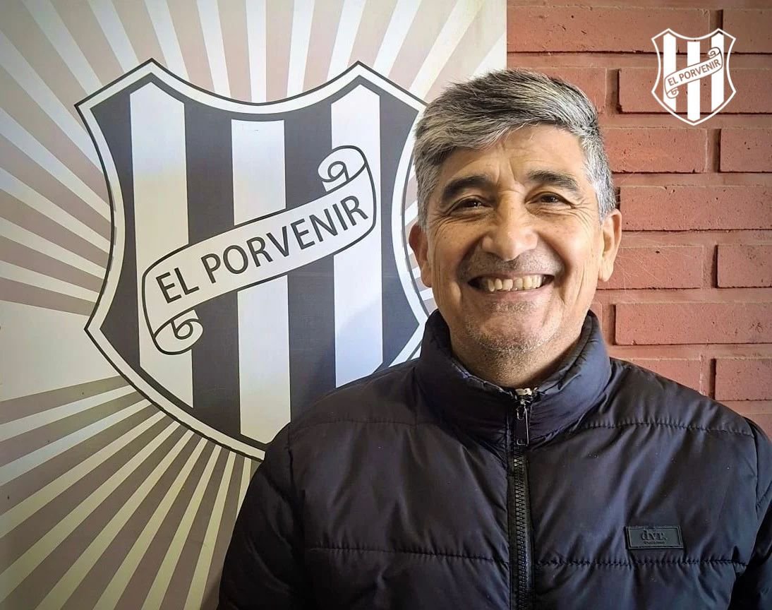ClubElPorvenir's tweet photo. DE REGRESO AL #PORVE ⚪️⚫️
Le damos la bienvenida a Juan Bautista Chumba, nuevo Director Técnico de la primera división del #FutbolMasculino.
El mayor de los éxitos en esta nueva etapa.
#VamosPorve #TodosJuntos https://t.co/oJGQBqtqKk