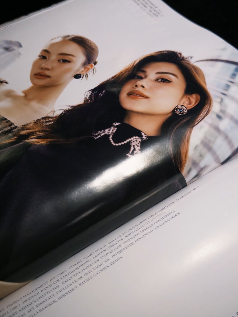 LittleP_05's tweet photo. ครูโบว์ที่ไปเป็นล่ามให้กับกองถ่ายของ #ELLETAIWAN ที่มาถ่ายทำลีน่าหมิวเล่าว่า

รู้สึกเป็นเกียรติมากค่ะ ที่มีโอกาสได้ร่วมงานเป็นล่ามในกองถ่ายครั้งนี้ ครั้งนี้พิเศษมากๆ เพราะทำให้ได้รู้จักและเข้าสู่วงการซีรีส์ GL แถมยังดูเรื่อง My Safe Zone จนจบเลย (ตอนที่ลีน่ากับหมิว ได้ยินว่าฉันดูจนจบ ทั้งคู่ดูตกใจและดีใจมาก น่ารักมากๆ เลยค่ะ!) ลีน่าและหมิวในซีรีส์น่ารักมากๆ เคมีที่เป็นธรรมชาติของทั้งคู่ก็ดึงดูดใจสุดๆ

บรรยากาศในกองถ่ายวันนั้นอากาศร้อนมากๆ แต่ตลอดการทำงานสามารถรับรู้ได้ถึงความรู้สึกดีๆ ที่มีให้กัน รวมถึงความมืออาชีพและความตั้งใจในการทำงานของทั้งคู่เลยค่ะ การได้ร่วมงานในกองถ่ายครั้งนี้ ทำให้ฉันได้เปิดมุมมองใหม่เกี่ยวกับวงการบันเทิงไทย ว่าเป็นที่นิยมและได้รับการต้อนรับอย่างล้นหลามไปทั่วโลกขนาดไหน!

#LalinaLena #MiuNatsha