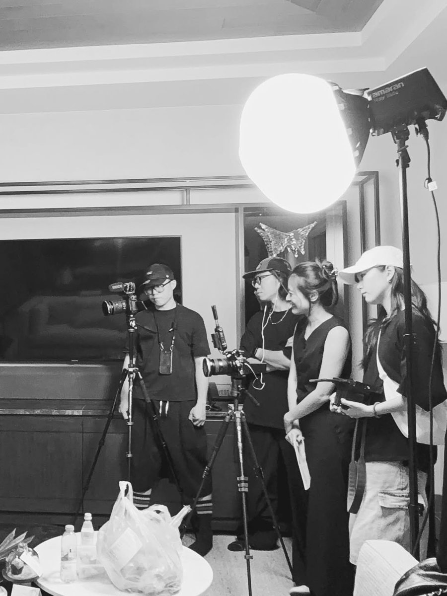 LittleP_05's tweet photo. ครูโบว์ที่ไปเป็นล่ามให้กับกองถ่ายของ #ELLETAIWAN ที่มาถ่ายทำลีน่าหมิวเล่าว่า

รู้สึกเป็นเกียรติมากค่ะ ที่มีโอกาสได้ร่วมงานเป็นล่ามในกองถ่ายครั้งนี้ ครั้งนี้พิเศษมากๆ เพราะทำให้ได้รู้จักและเข้าสู่วงการซีรีส์ GL แถมยังดูเรื่อง My Safe Zone จนจบเลย (ตอนที่ลีน่ากับหมิว ได้ยินว่าฉันดูจนจบ ทั้งคู่ดูตกใจและดีใจมาก น่ารักมากๆ เลยค่ะ!) ลีน่าและหมิวในซีรีส์น่ารักมากๆ เคมีที่เป็นธรรมชาติของทั้งคู่ก็ดึงดูดใจสุดๆ

บรรยากาศในกองถ่ายวันนั้นอากาศร้อนมากๆ แต่ตลอดการทำงานสามารถรับรู้ได้ถึงความรู้สึกดีๆ ที่มีให้กัน รวมถึงความมืออาชีพและความตั้งใจในการทำงานของทั้งคู่เลยค่ะ การได้ร่วมงานในกองถ่ายครั้งนี้ ทำให้ฉันได้เปิดมุมมองใหม่เกี่ยวกับวงการบันเทิงไทย ว่าเป็นที่นิยมและได้รับการต้อนรับอย่างล้นหลามไปทั่วโลกขนาดไหน!

#LalinaLena #MiuNatsha