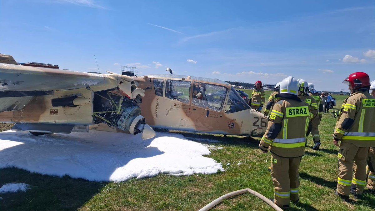 harro's tweet photo. Au... een Franse OV-10 Bronco crashte vandaag bij een oefening voor een vliegshow op Leszno, Polen. De piloot kwam er gelukkug goed vanaf. https://t.co/tJv1wy640K