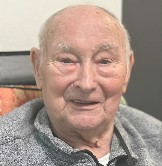 rebew_lexa's tweet photo. In einem Pflegeheim in Hessen haben Unbekannte einem sterbenden 92-jährigen Mann namens Horst Frese die goldene Unterkieferprothese brutal aus dem Mund gerissen – während er noch lebte und den Diebstahl mitbekam. Der Senior verstarb kurze Zeit später.
Als die Tochter des Opfers zur Polizei ging, wurde sie eiskalt abgewimmelt: Sie solle gefälligst eine Online-Anzeige aufgeben. Der Heimleiter reagierte auf ihre Nachfrage mit der lapidaren Ausrede, er habe „so viele Angestellte“, dass er diese unmöglich alle überprüfen könne. 

Was für ein erschreckendes Symptom für den Verfall von Anstand, Sicherheit und Verantwortung in deutschen Pflegeeinrichtungen. 
Während wehrlose Alte ausgeraubt werden, versagen Polizei und Heimleitung auf ganzer Linie.