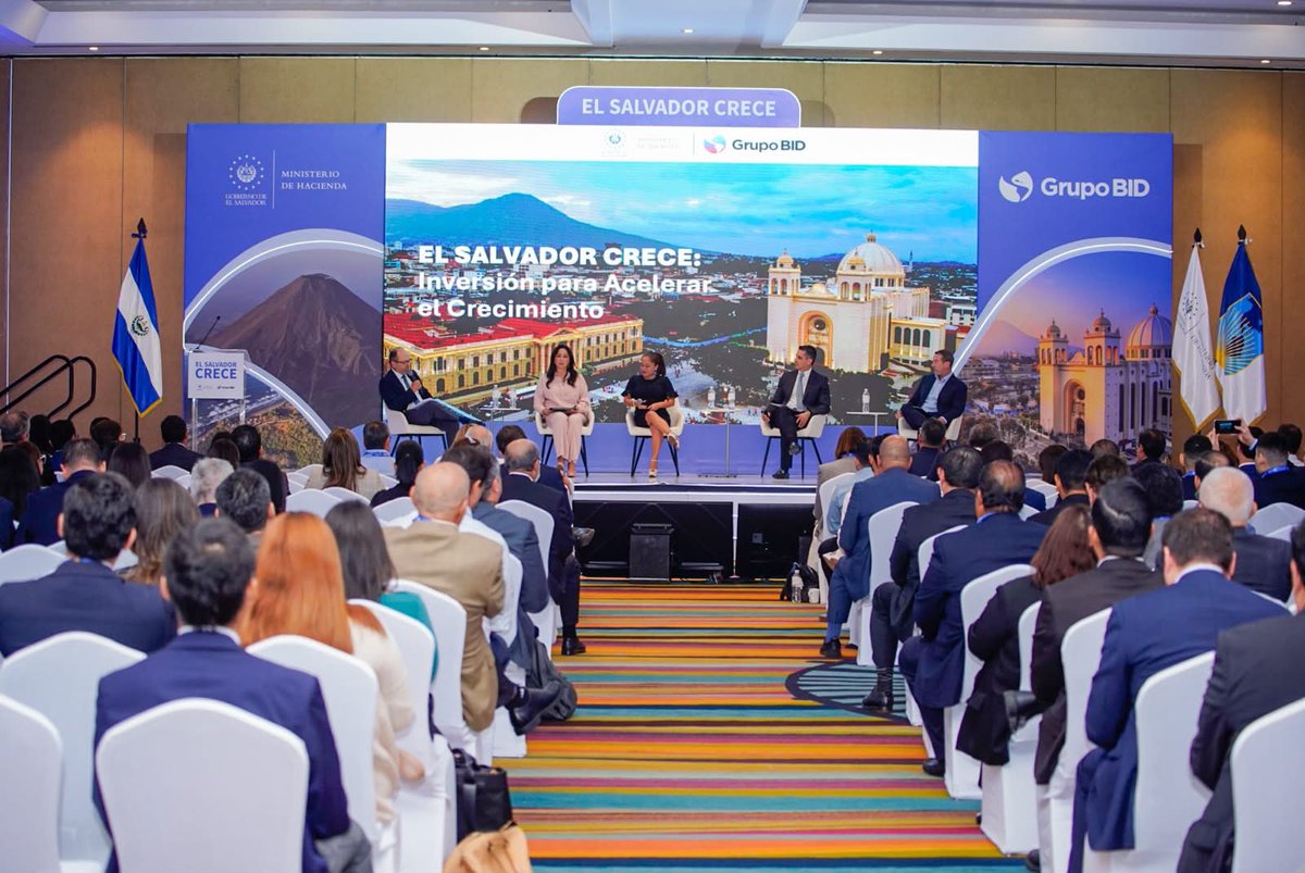 misol140's tweet photo. Participamos con la ministra de @MITURElSalvador @MorenaValdezSV en el foro del @el_BID “El Salvador crece: inversión para acelerar el crecimiento”.

Compartimos nuestra visión sobre cómo el turismo y la vivienda van de la mano en el desarrollo del país.

Como Ministerio de @ViviendaSV, estamos enfocados en promover la construcción de vivienda porque es una de las pocas inversiones que genera impacto social y económico al mismo tiempo.