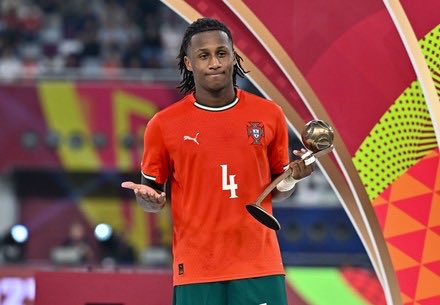igormadeira84's tweet photo. Não conheço e portanto não vou criticar mas, Mauro Furtado tem 17 anos, é esquerdino, defesa-central, foi considerado o melhor jogador da final do Mundial Sub-17 e terceiro melhor jogador do torneio, no passado mês de Novembro, e além do mais, já é nosso. Se era para ter uma jovem promessa em segundo plano para a posição, porque não ele?!
Just sayin’…