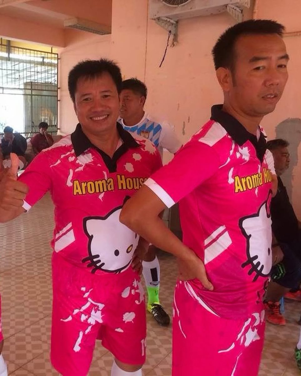 rogue's tweet photo. This Vietnamese football team went viral for wearing a Hello Kitty kit https://t.co/Ly4J1MFxzO