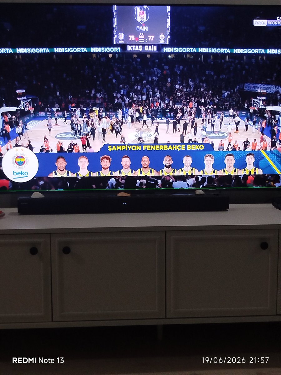 thraksy's tweet photo. Şampiyonnn Fenerbahçe Beko.. Tebrikler dünyanın en güzel takımı. Yer sarı gök lacivertttttt. https://t.co/pR3is3Tgw7