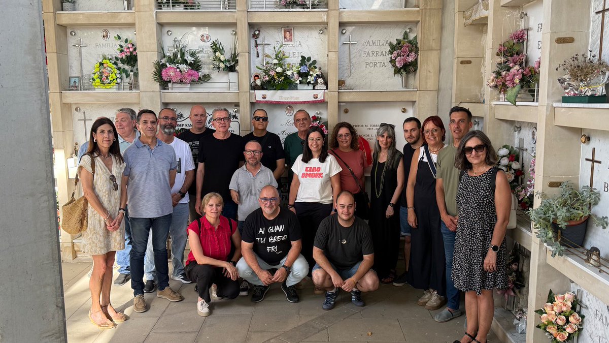 XavierEstradaF1's tweet photo. Homenatge a Víctor Torres i Perenya al cementiri de Lleida, en el 15è aniversari de la seva mort.

Memòria, compromís i país. https://t.co/yNvdQUDb4u