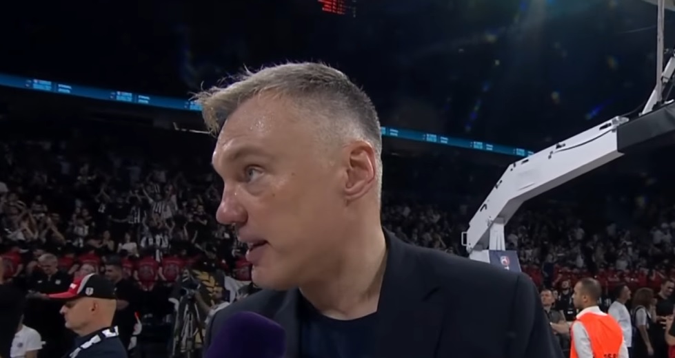 futbolarena's tweet photo. Jasikevicius: "Şampiyonuz. Çok mutluyum. Ben rakibimiz Beşiktaş ile ilgili de konuşmak istiyorum. İnanılmaz bir karakter ortaya koydular. İnanılmaz bir taraftar gücüyle oynadılar. İnanılmaz bir atmosfer. 20 bine yakın seyirci vardı. Sahaya en ufak bir şey atılmadı. Şapka çıkarıyorum." (beIN Sports)