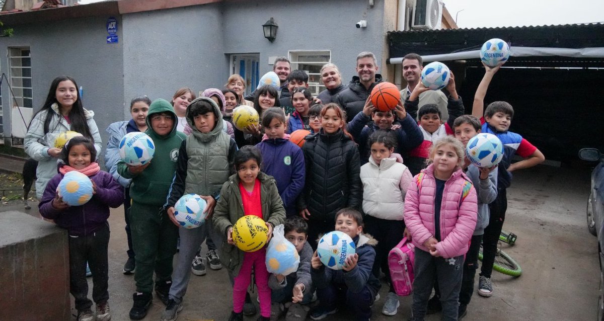 DeportesCba's tweet photo. La actividad formó parte del trabajo que la Provincia viene realizando junto a los clubes, fortaleciendo su infraestructura, el desarrollo deportivo y la formación de sus deportistas

Además, se visitó un merendero de la ciudad al que asisten 120 niños.

🔗https://t.co/IwzRLlsAQ7 https://t.co/dYaxOapCFw