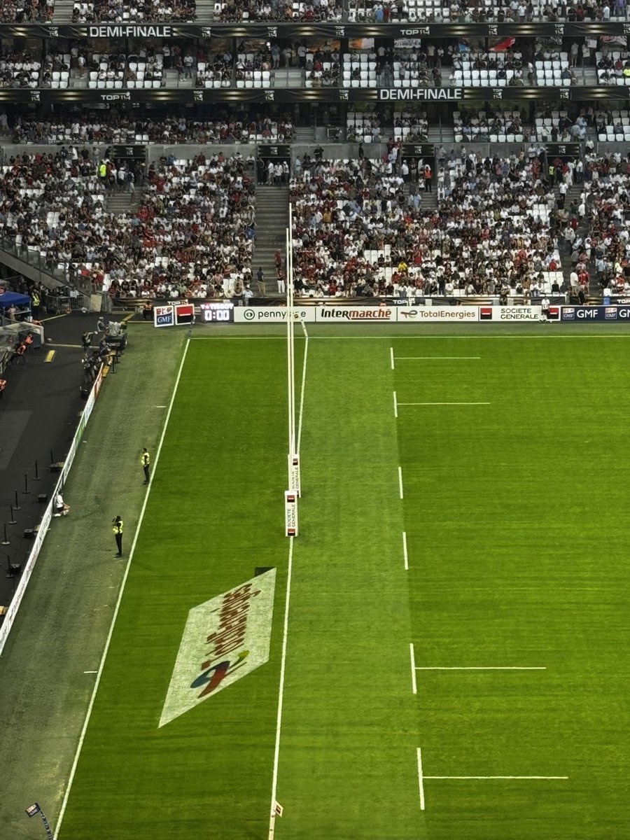 bronquistador's tweet photo. Elle est pas droite la ligne d’en-but… #STRC92 #Top14 https://t.co/NpX3RS6YQE