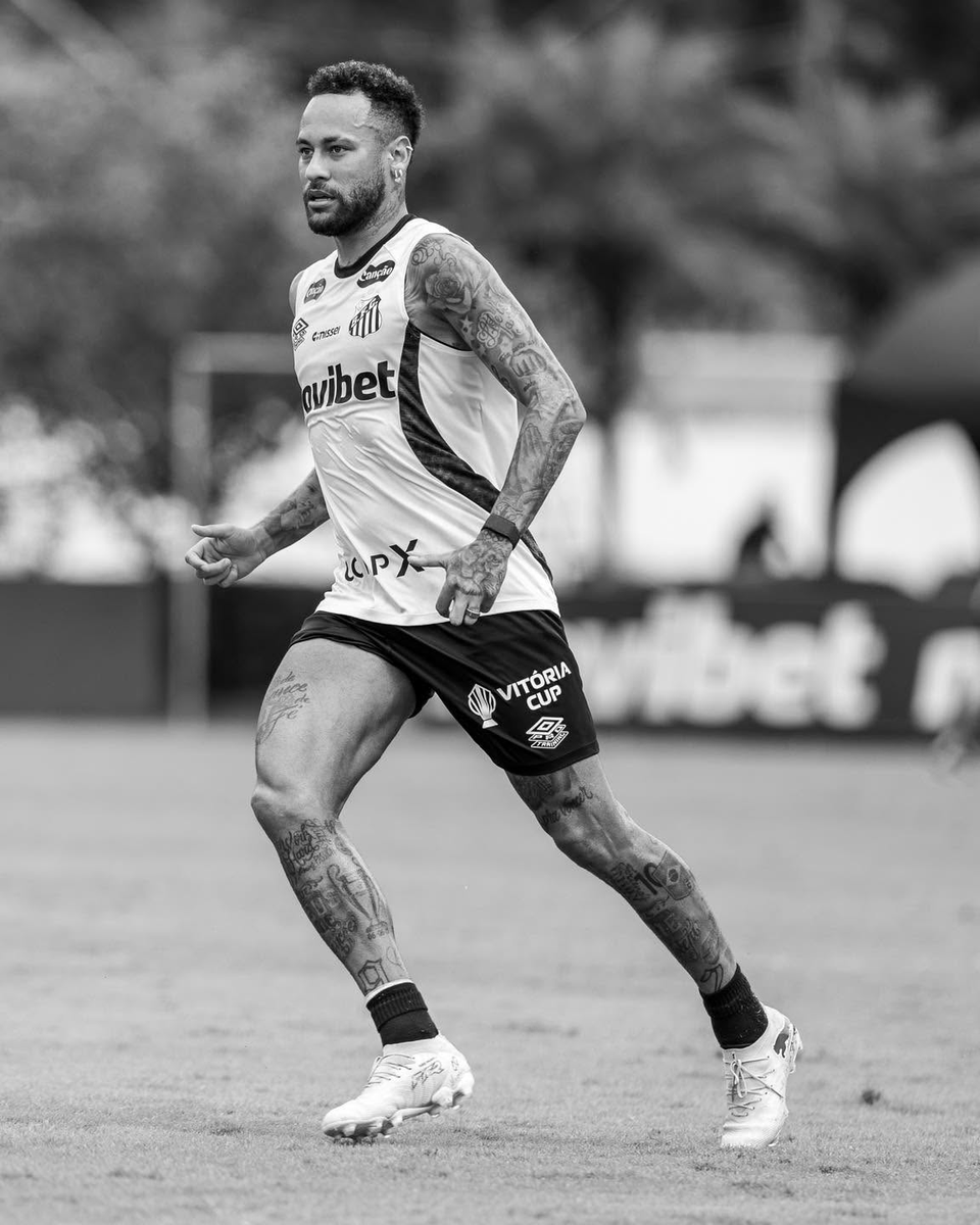 haloprojectbr's tweet photo. 🚨URGENTE: Fontes afirmam que a Confederação Brasileira de Futebol firmou uma parceria com a ONI para usar a tecnologia do programa Spartan para tentar recuperar Neymar à tempo da Copa do Mundo

Porém, TODOS os ossos do jogador quebraram no processo e ele terá que se aposentar https://t.co/35bQjuTV2F