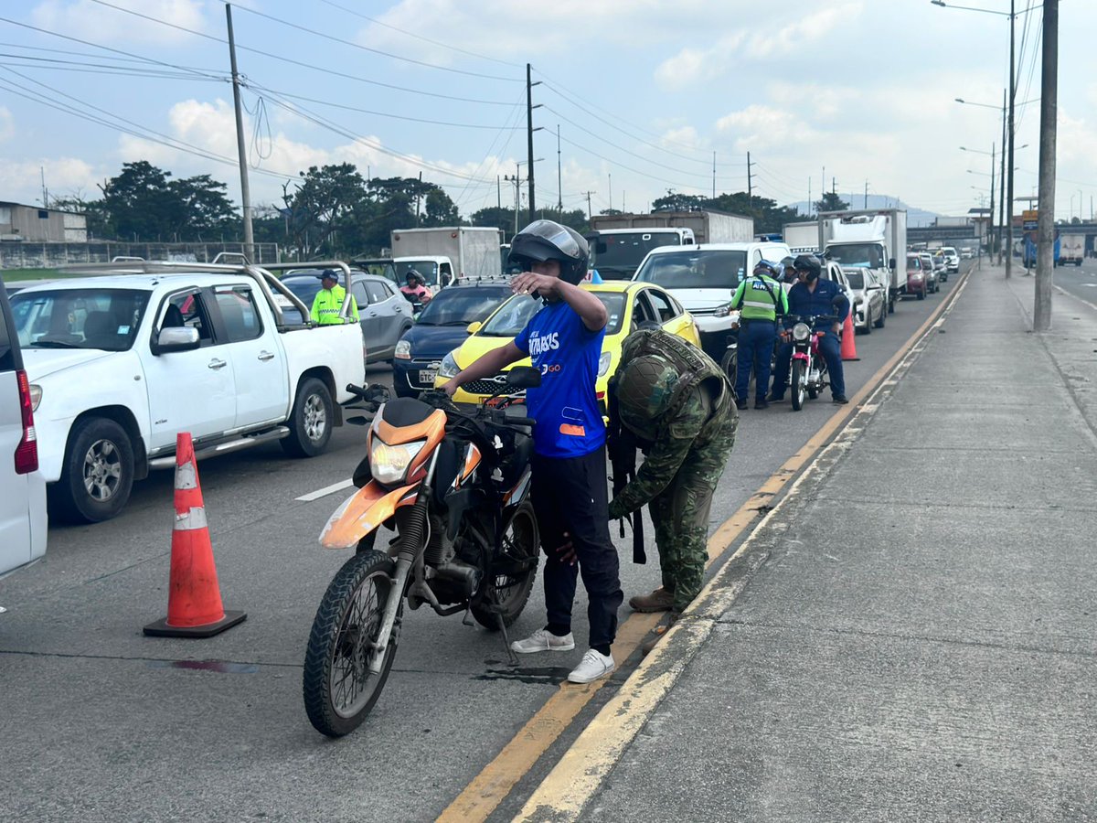 FFAAECUADOR's tweet photo. #Guayaquil | Las Fuerzas Armadas del Ecuador, a través de la Fuerza de Tarea Conjunta Guayas, retuvieron 10 motocicletas durante operaciones #CAMEX ejecutadas en el distrito La Florida para fortalecer la seguridad y el control territorial.
#FFAAContigo #FTCG https://t.co/bTJsybkhsb