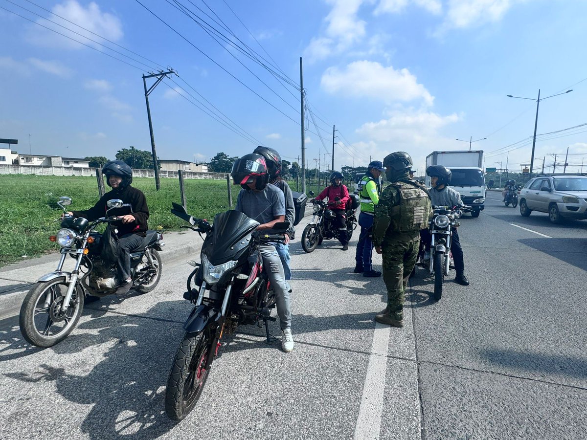 FFAAECUADOR's tweet photo. #Guayaquil | Las Fuerzas Armadas del Ecuador, a través de la Fuerza de Tarea Conjunta Guayas, retuvieron 10 motocicletas durante operaciones #CAMEX ejecutadas en el distrito La Florida para fortalecer la seguridad y el control territorial.
#FFAAContigo #FTCG https://t.co/bTJsybkhsb