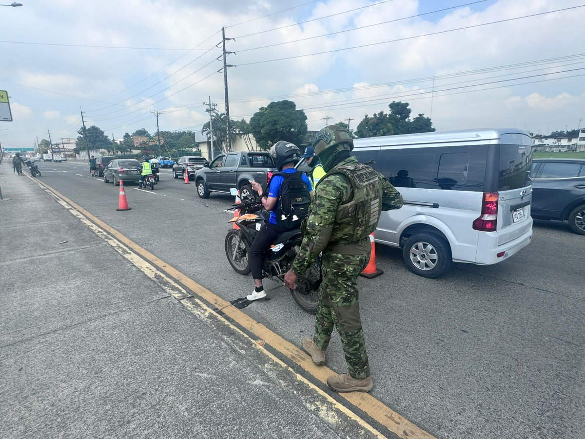 FFAAECUADOR's tweet photo. #Guayaquil | Las Fuerzas Armadas del Ecuador, a través de la Fuerza de Tarea Conjunta Guayas, retuvieron 10 motocicletas durante operaciones #CAMEX ejecutadas en el distrito La Florida para fortalecer la seguridad y el control territorial.
#FFAAContigo #FTCG https://t.co/bTJsybkhsb