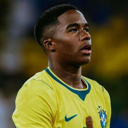 INTZ's tweet photo. 🚨OFICIAL: Ancelotti confirmou a Endrick que, pelo destaque recente da dupla com Legacy, ele será titular no jogo de hoje. 

Assim, o quarteto de ataque do Brasil contra o Haiti deve vir de Vini Jr, Raphinha, Ancelotti e Legacy. https://t.co/raU0CCyqsl