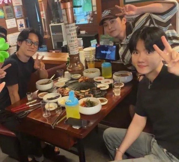 ShiLiny_'s tweet photo. Oh my cbx one photo of you together caused all this shit because they believed you were hypocrites and that you had left each other so quickly😔what will they do when you announce the tour https://t.co/7l3VdxfJmq