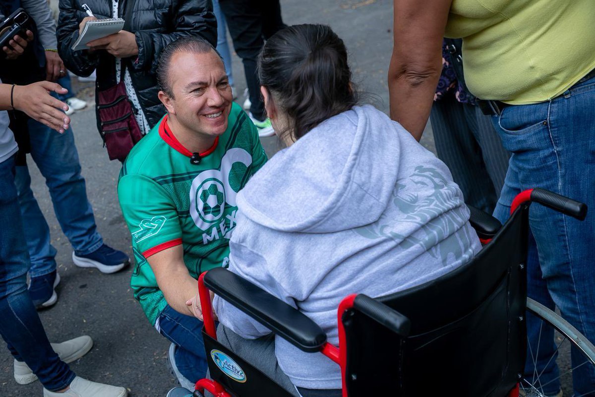 carlosorvananos's tweet photo. Estar cerca de nuestra gente es la mejor forma de dar resultados. 

Seguimos caminando nuestras colonias, escuchando y atendiendo las necesidades de las familias de Cuajimalpa. https://t.co/55tEAC7JtX