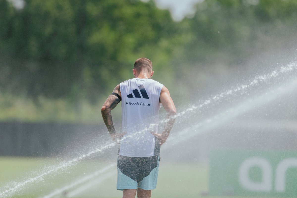Argentina's tweet photo. #SelecciónMayor ¡Qué calor hace, pá! 🥵 https://t.co/MLDEUhf29G