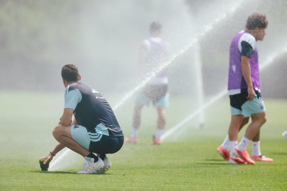 Argentina's tweet photo. #SelecciónMayor ¡Qué calor hace, pá! 🥵 https://t.co/MLDEUhf29G