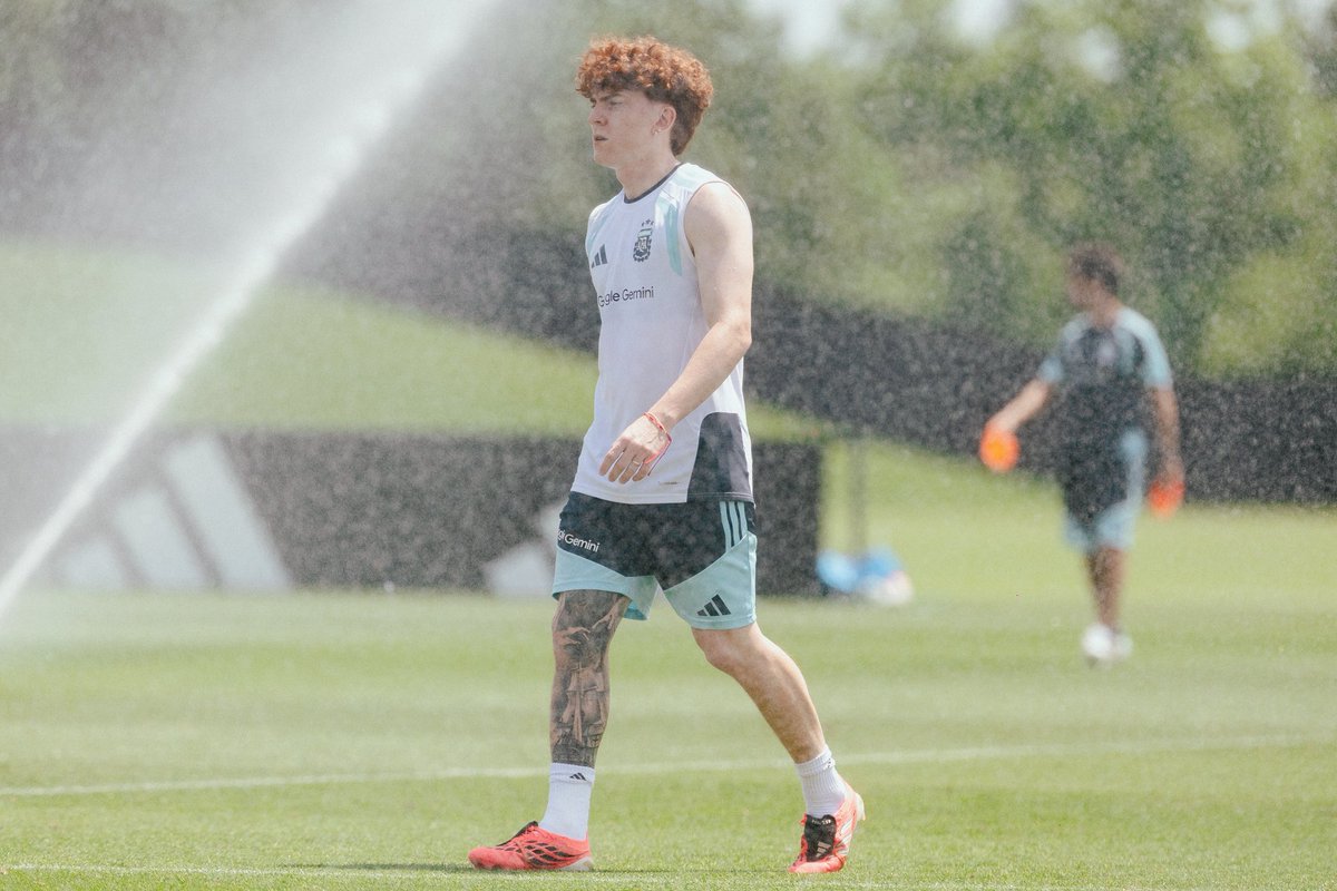 Argentina's tweet photo. #SelecciónMayor ¡Qué calor hace, pá! 🥵 https://t.co/MLDEUhf29G