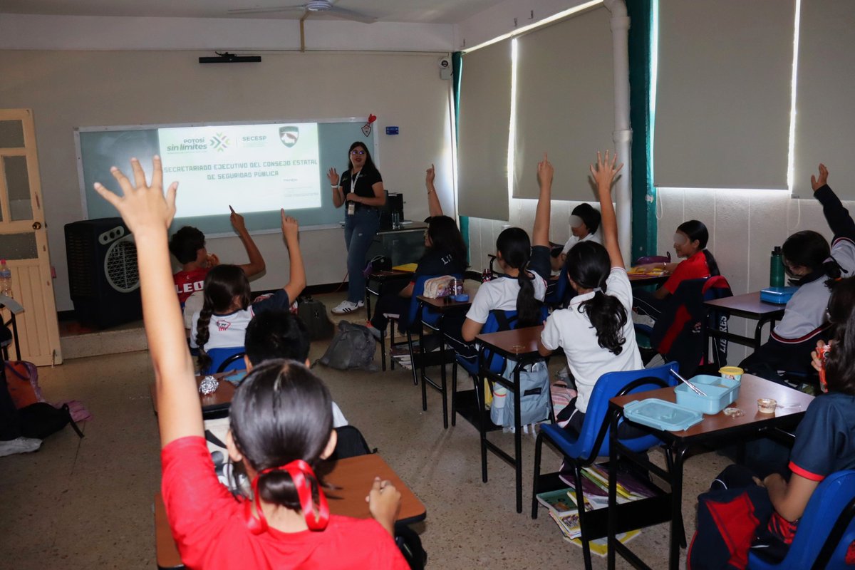 SLP_secesp's tweet photo. Personal del #SECESP visitó el Instituto Hispano Inglés, en donde se abordó con estudiantes de secundaria, la prevención de la violencia digital, enfatizando la importancia de hacer un buen uso de la tecnología.
#PotosíSinLímites #ElCambioQueSeVive #RicardoGallardoCardona📱💻 https://t.co/ZUlc9jUkg7