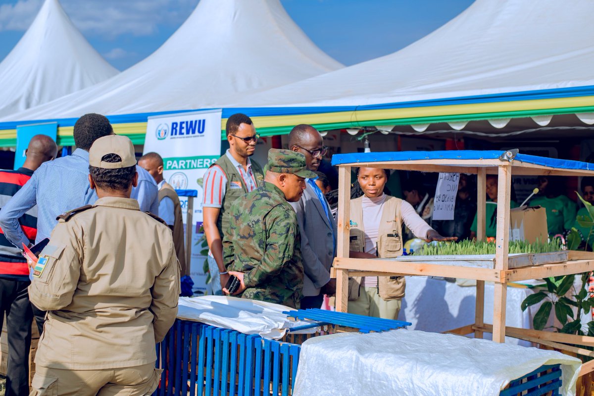 NyagatareDistr's tweet photo. Ku kibuga cy’umupira w’amaguru cya UR-Nyagatare (Sitade Mabati) hafunguwe ku mugaragaro imurikabikorwa n’imurikagurisha rifite insanganyamatsiko igira iti "Ubufatanye mu guhanga udushya no guteza imbere ibikorerwa iwacu.” rizasozwa tariki 22-06-2025.

Ibikorwa by'imurikabikorwa n'imurikagurisha bizajya bitangira buri munsi kuva saa mbili za mu gitondo , bisubikwe saa yine z'ijoro. (08:00-22:00).