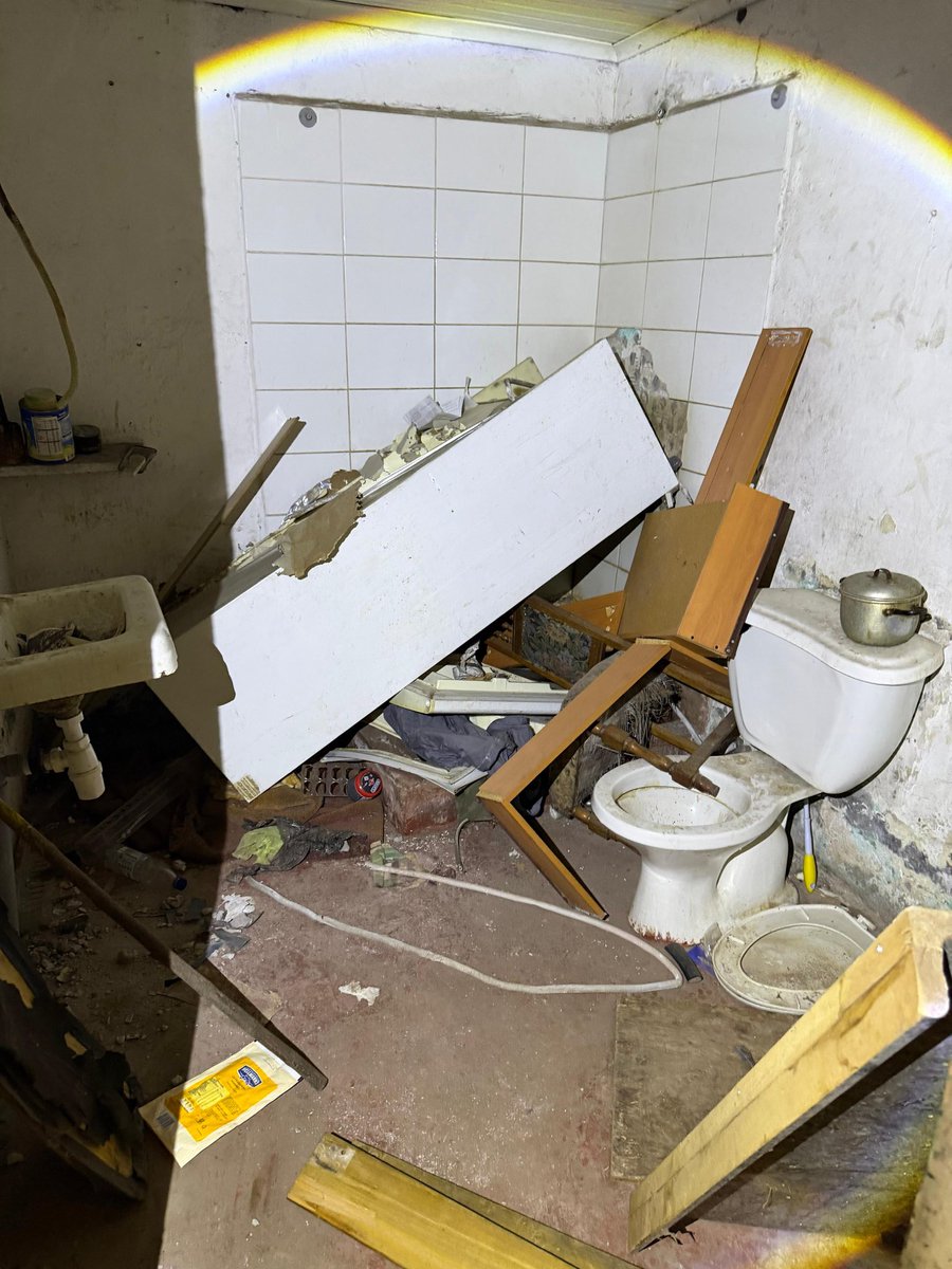 MuniNunoa's tweet photo. 🚨 Operativo de clausura de residencia clandestina en Rodrigo de Araya.

Nuestros equipos municipales realizaron una fiscalización que permitió clausurar una residencia que funcionaba de manera irregular, incumpliendo la normativa vigente. https://t.co/SbRN14eV17