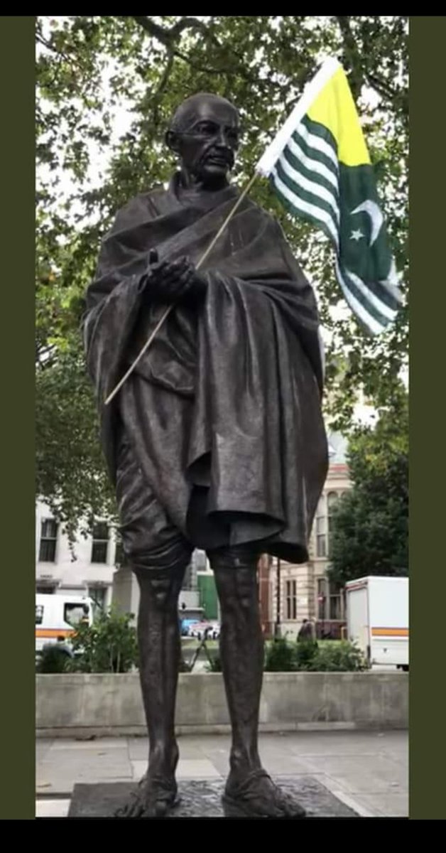 mrsbari's tweet photo. لندن بھارتی سفارتخانے کے باہر جب ہم نے خان صاحب کے کہنے پر احتجاج کیا تھا تو یہ تصویر خود لی تھی ۔ اس وقت کشمیریوں کی بہت بڑی تعداد تھی اس وقت پاکستانی بھی بہت ہمارے ساتھ تھے ۔ اس وقت خان صاحب کی بات بار بار زہن میں اتی ہے۔  میرے پاکستانیوں!!!!!!! https://t.co/YREBWrmN7S
