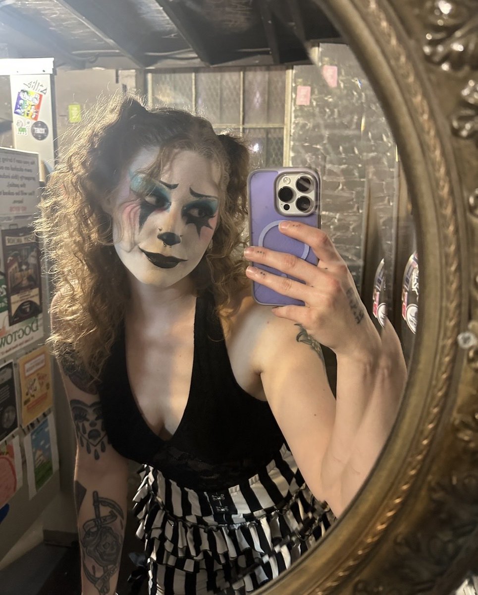 squigglessclown's tweet photo. Do you like clown girls? 🤡
#clowncore #clowngirl #altgirl https://t.co/L6FtmvsafT
