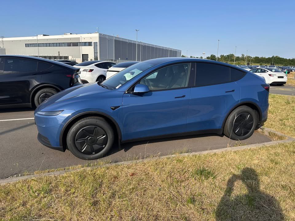 EFIEBER_ANDRE's tweet photo. Es tauchen immer mehr Bider von dem neuen Coastal Blue beim Model Y Basis auf. Definitiv Metallic!

So ein Blau habe ich bisher noch nicht auf der Straße gesehen. Im Vergleich zu den bisherigen Farben definitiv Mal was anderes. Was sagt ihr dazu?

Die Bilder sind von Chris, wenn ihr ihm danken wollt, nutzt seinen Tesla Code, glaube da freut er sich: https://t.co/IPVDFwUlAE