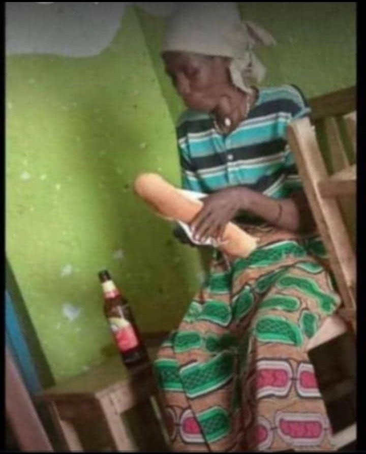 yigenga's tweet photo. Directeur des opérations wimwe muma banque yi Burundi yaramaze umwaka wose yitiza  1.200.000$ avunja na ba vunjayi, agaca asubizako! none Kuwa 1 baramufashe atarayasubizako! ubu ari muminwe atari rwiwe https://t.co/w70ugRNwaT