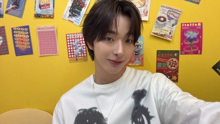 zizisksyy's tweet photo. Selca day w/Moya Penguin 🐧🇧🇷
───────────────────
#NEXZ #NX2SD #NEX2YSelcaDay #NEX2Y #NEXZUDOS #넥스지 #TOMOYA https://t.co/ClBQKMTUtZ
