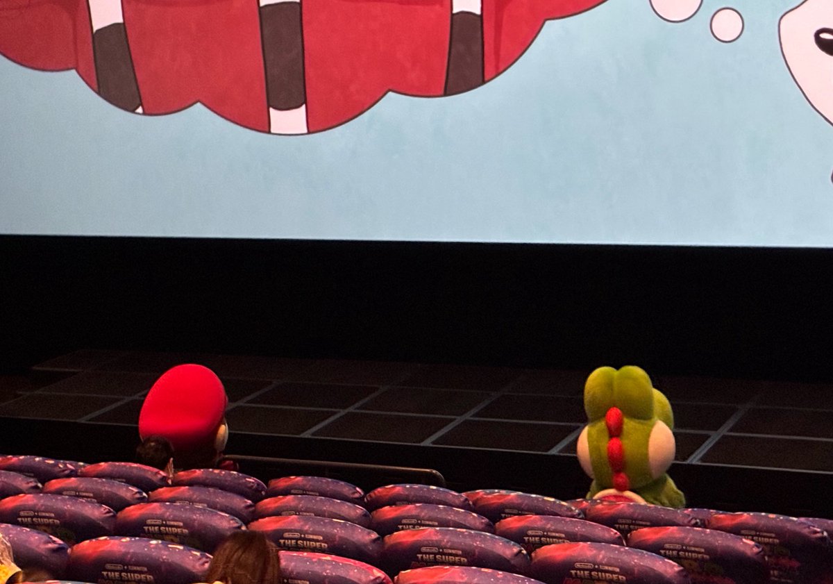 映画観に行ったら前の席にマリオとヨッシー座ってる〜w！