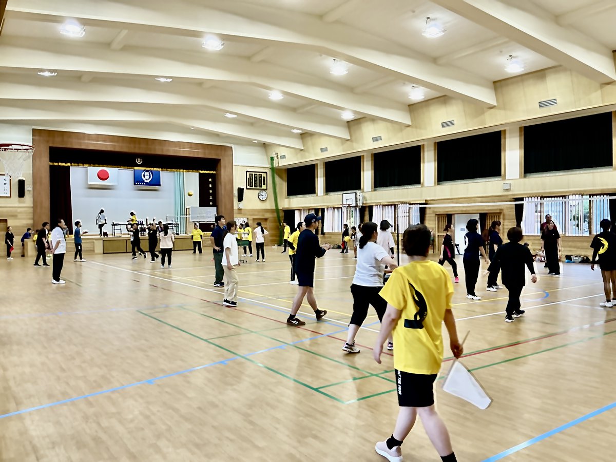 nishihara_esc's tweet photo. PTAソフトバレー大会が開催されています。各学年のチーム対抗で盛り上がっています！ https://t.co/LQ2Sk8xLkr