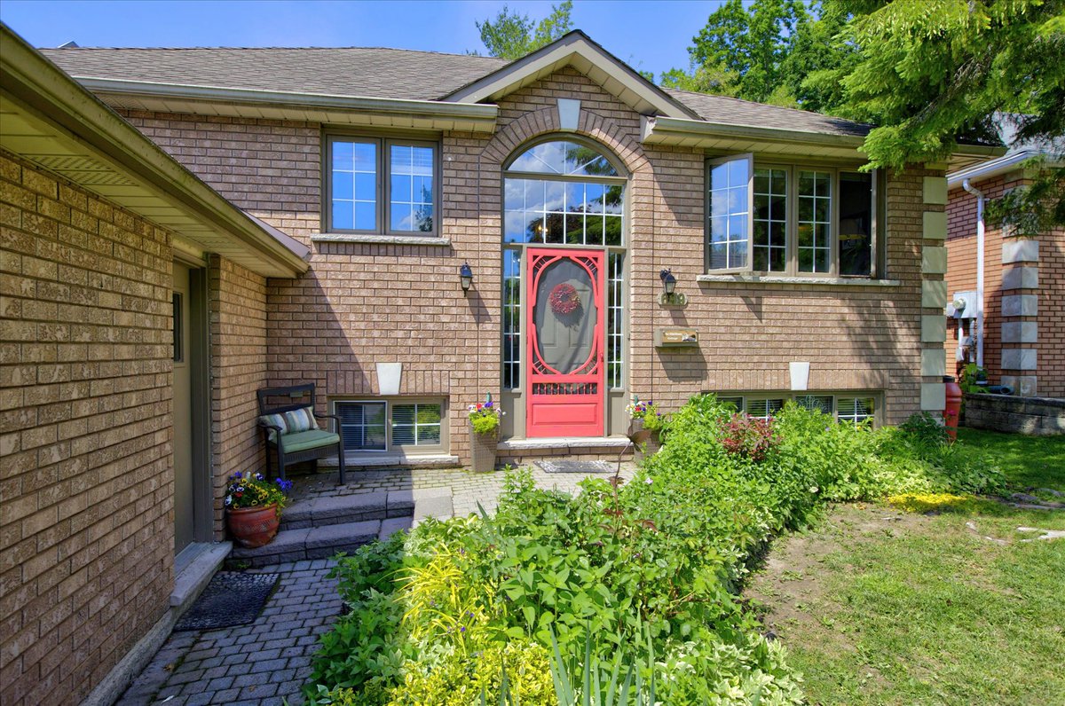 BCPlatinumTeam's tweet photo. 🏡 Just Listed in Peterborough’s sought-after west end! This bright all-brick raised bungalow has 5 🛏️, 3 🛁, hardwood floors, 2 fireplaces, and a finished lower level. But the real star? 🌳 A stunning private backyard with an in-ground pool. Great location. $669,900 https://t.co/F73aiHIsFz